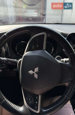 Внедорожник / Кроссовер Mitsubishi Outlander 2013 в 