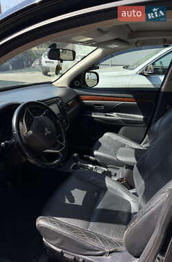 Внедорожник / Кроссовер Mitsubishi Outlander 2013 в 