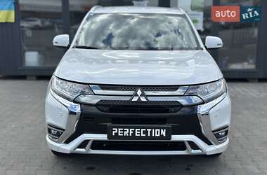 Позашляховик / Кросовер Mitsubishi Outlander 2021 в 