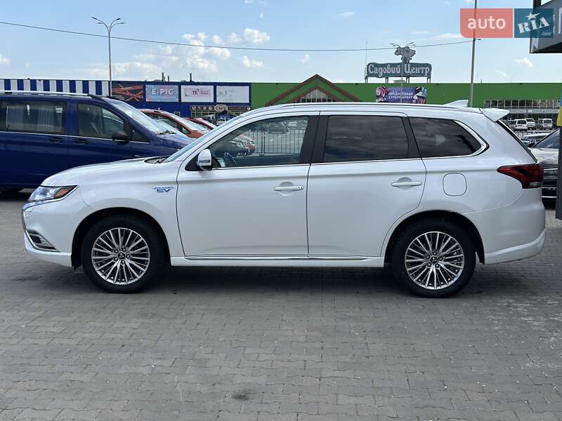 Позашляховик / Кросовер Mitsubishi Outlander 2021 в Чернівцях