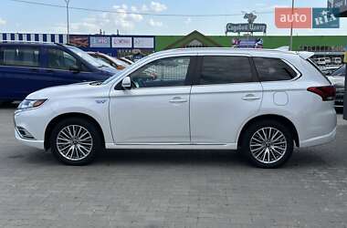 Позашляховик / Кросовер Mitsubishi Outlander 2021 в 