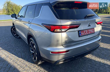 Позашляховик / Кросовер Mitsubishi Outlander 2022 в 