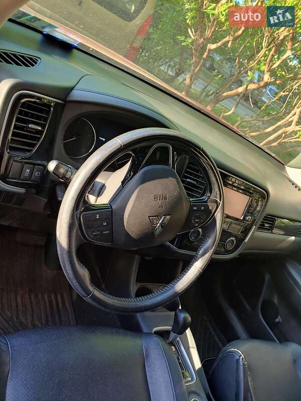 Позашляховик / Кросовер Mitsubishi Outlander 2015 в Києві