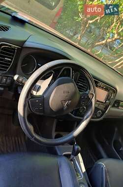 Позашляховик / Кросовер Mitsubishi Outlander 2015 в 