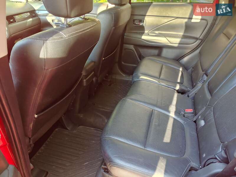 Позашляховик / Кросовер Mitsubishi Outlander 2015 в Києві