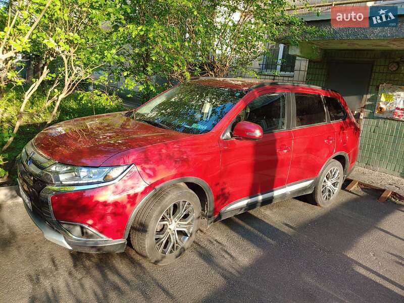 Позашляховик / Кросовер Mitsubishi Outlander 2015 в 