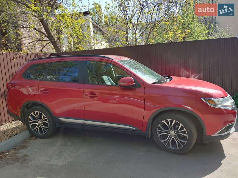 Позашляховик / Кросовер Mitsubishi Outlander 2015 в Києві