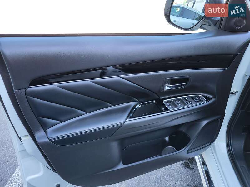Позашляховик / Кросовер Mitsubishi Outlander 2019 в Ірпені