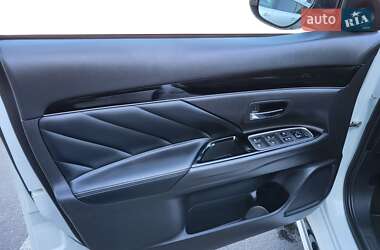 Внедорожник / Кроссовер Mitsubishi Outlander 2019 в 
