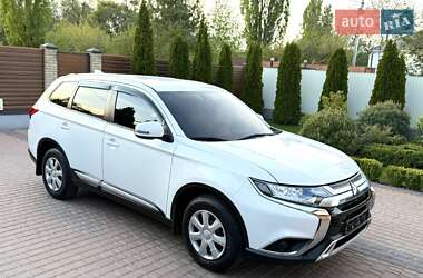 Позашляховик / Кросовер Mitsubishi Outlander 2021 в 