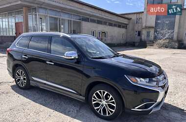 Внедорожник / Кроссовер Mitsubishi Outlander 2017 в 