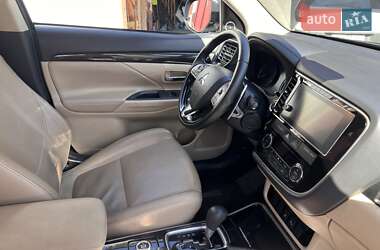 Внедорожник / Кроссовер Mitsubishi Outlander 2017 в 