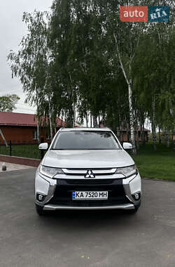 Внедорожник / Кроссовер Mitsubishi Outlander 2017 в 