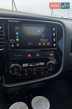 Внедорожник / Кроссовер Mitsubishi Outlander 2017 в 