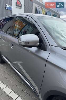 Позашляховик / Кросовер Mitsubishi Outlander 2017 в 