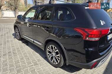 Внедорожник / Кроссовер Mitsubishi Outlander 2017 в 