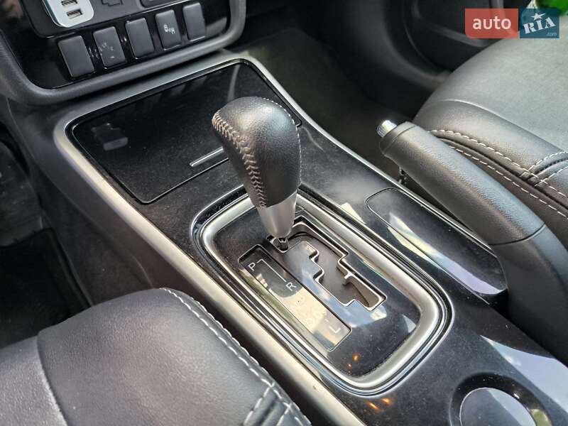 Позашляховик / Кросовер Mitsubishi Outlander 2018 в Києві