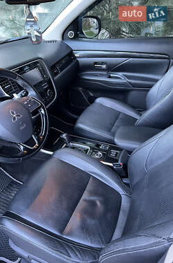 Внедорожник / Кроссовер Mitsubishi Outlander 2017 в 