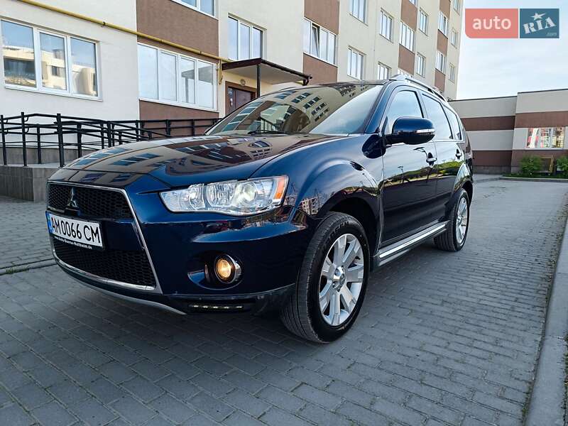 Внедорожник / Кроссовер Mitsubishi Outlander 2011 в 