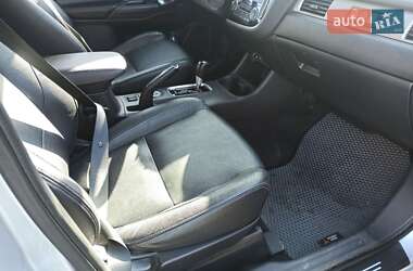 Внедорожник / Кроссовер Mitsubishi Outlander 2014 в 