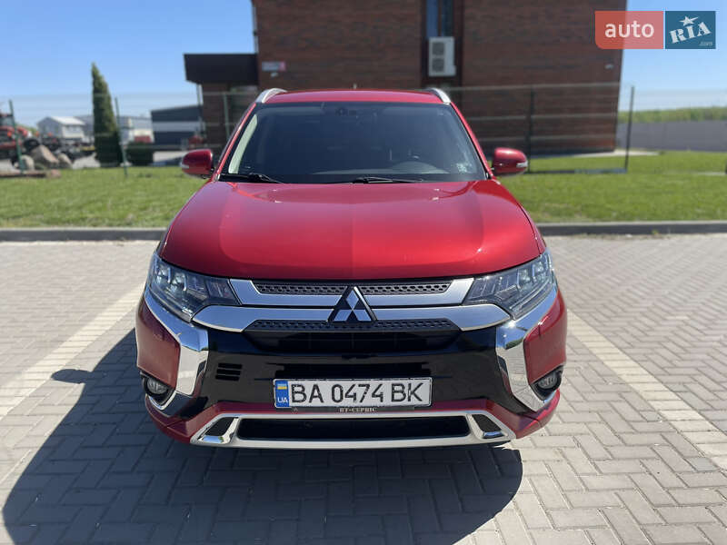 Позашляховик / Кросовер Mitsubishi Outlander 2016 в 