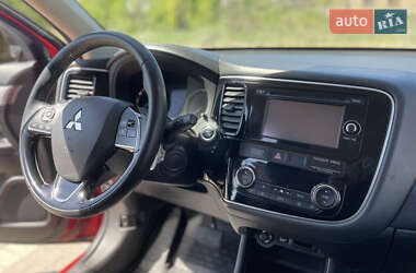 Позашляховик / Кросовер Mitsubishi Outlander 2016 в 