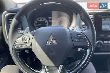 Позашляховик / Кросовер Mitsubishi Outlander 2016 в 