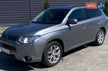 Внедорожник / Кроссовер Mitsubishi Outlander 2014 в 