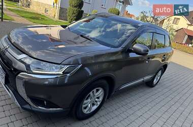 Внедорожник / Кроссовер Mitsubishi Outlander 2019 в 