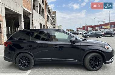 Позашляховик / Кросовер Mitsubishi Outlander 2018 в 