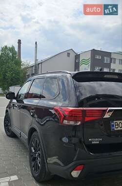 Позашляховик / Кросовер Mitsubishi Outlander 2018 в 