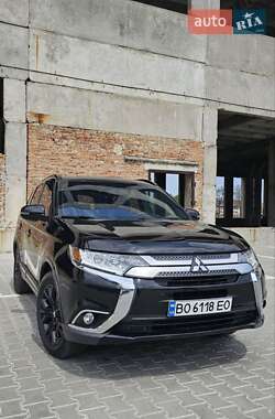 Позашляховик / Кросовер Mitsubishi Outlander 2018 в 