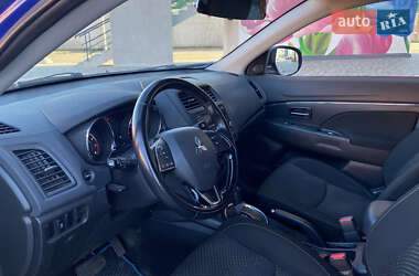 Позашляховик / Кросовер Mitsubishi Outlander 2016 в 
