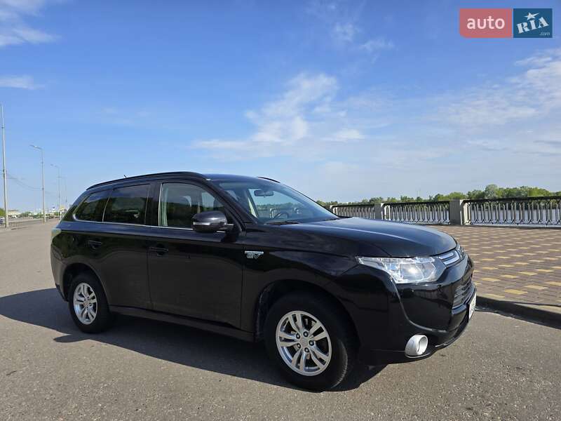 Внедорожник / Кроссовер Mitsubishi Outlander 2014 в 
