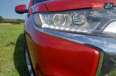 Внедорожник / Кроссовер Mitsubishi Outlander 2017 в 