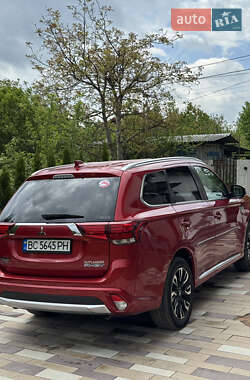 Позашляховик / Кросовер Mitsubishi Outlander 2017 в 
