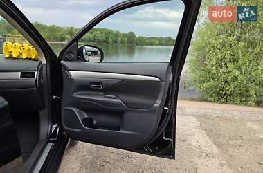 Внедорожник / Кроссовер Mitsubishi Outlander 2013 в 