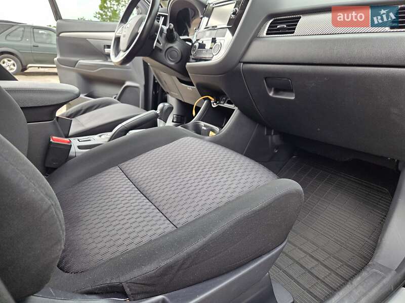 Внедорожник / Кроссовер Mitsubishi Outlander 2013 в Киеве
