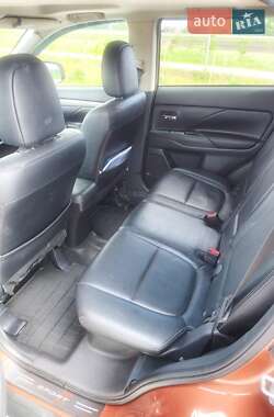 Позашляховик / Кросовер Mitsubishi Outlander 2013 в 
