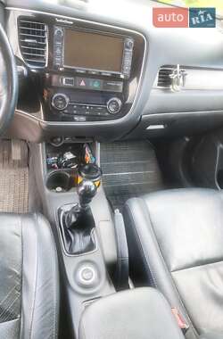 Позашляховик / Кросовер Mitsubishi Outlander 2013 в 