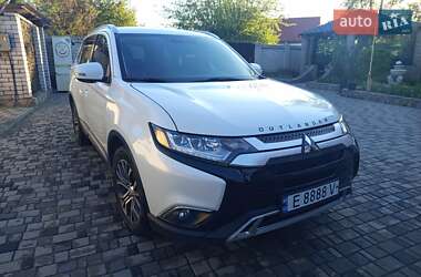 Внедорожник / Кроссовер Mitsubishi Outlander 2018 в 