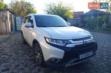 Внедорожник / Кроссовер Mitsubishi Outlander 2018 в 