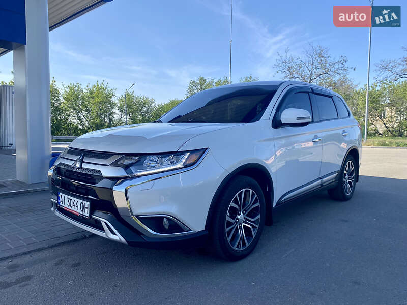 Внедорожник / Кроссовер Mitsubishi Outlander 2015 в 