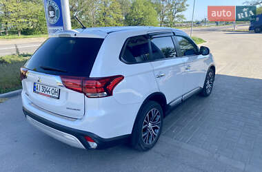 Внедорожник / Кроссовер Mitsubishi Outlander 2015 в 