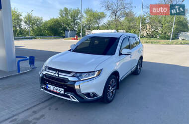 Внедорожник / Кроссовер Mitsubishi Outlander 2015 в 