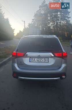 Внедорожник / Кроссовер Mitsubishi Outlander 2015 в 