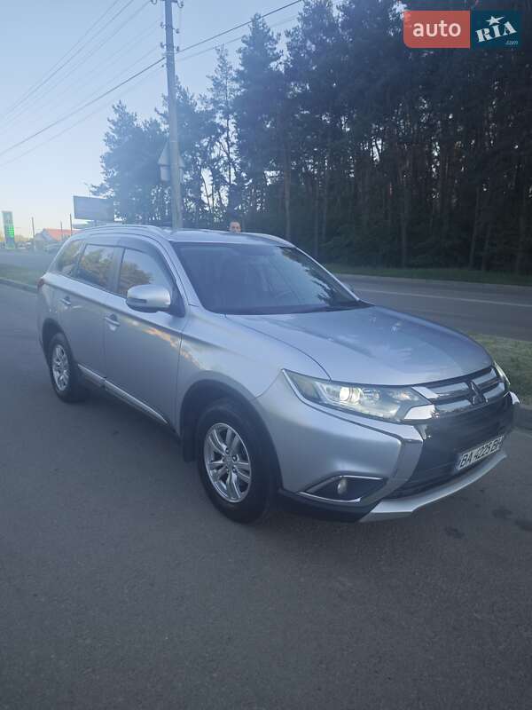 Внедорожник / Кроссовер Mitsubishi Outlander 2015 в 
