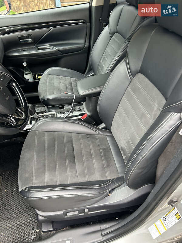 Позашляховик / Кросовер Mitsubishi Outlander 2019 в Южному