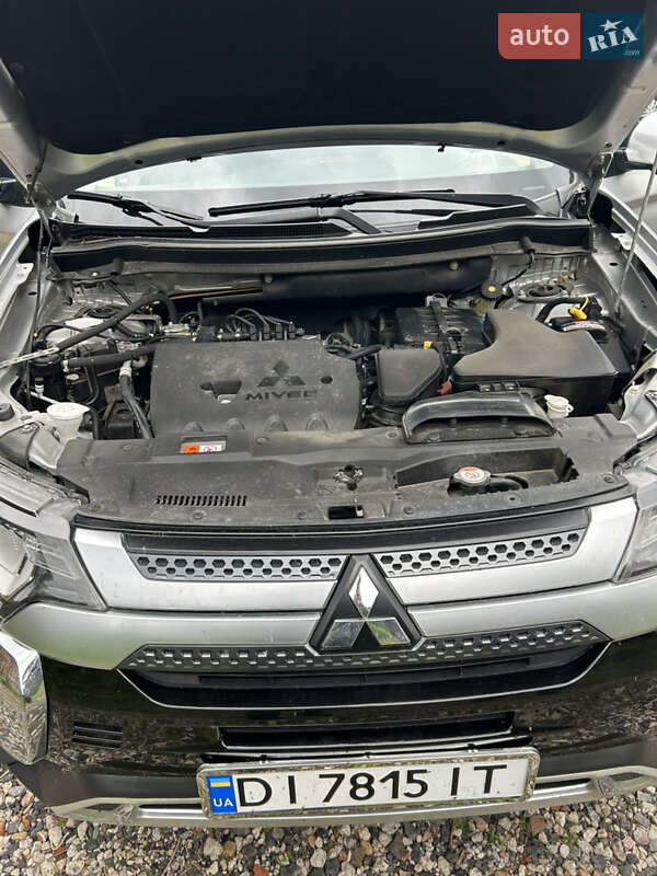 Позашляховик / Кросовер Mitsubishi Outlander 2019 в Южному