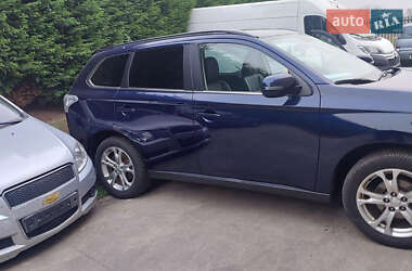 Внедорожник / Кроссовер Mitsubishi Outlander 2013 в 